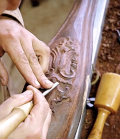 Trabalho de talha em madeira para a perna de mesa de jogo D. José, executado pelo artesão do Atelier.