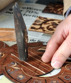 Pormenor da aplicação de filete de madeira de Pau Cetim embutido na madeira de Pau Santo, pelo artesão do Atelier.